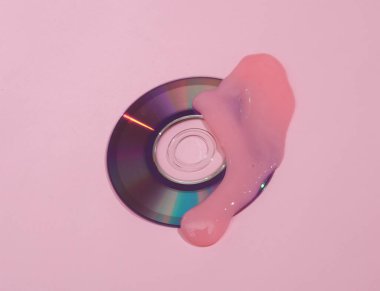Yaratıcı tasarım, gölgeli pembe arka planlı cd disk. Görsel trend. Yeni bir fikir. Konsept pop
