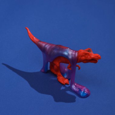 Yaratıcı düzen, gölge ile koyu mavi arka planda uzay renk salgısı olan tyrannosaurus. Görsel trend. Yeni fikir.