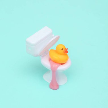 Yaratıcı düzen, sümüklü tuvalet ve pastel ördek arka planında lastik ördek. Görsel trend. Yeni bir fikir. Konsept pop