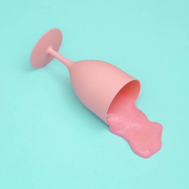 Yaratıcı düzen, parlak mavi arka planda dökülmüş sıvı cam. Görsel trend. Yeni bir fikir. Konsept pop