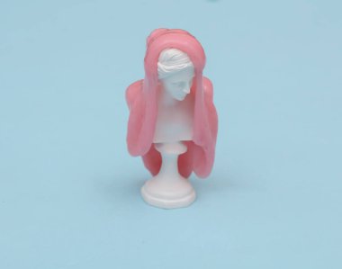 Yaratıcı güzellik düzeni. Mavi pastel arka planda pembe sümüklü Venüs büstü. Görsel trend. Yeni fikir.