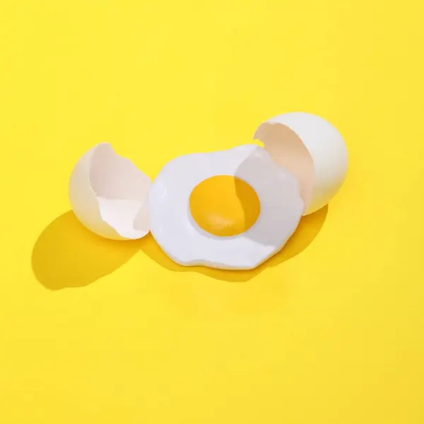 Δημιουργική Διάταξη Τηγανιτού Αυγού Σπασμένο Κέλυφος Φωτεινό Κίτρινο Φόντο Οπτική — Φωτογραφία Αρχείου