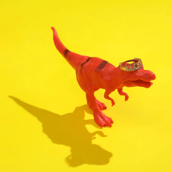Kreatywny Układ Plastikowy Tyranozaur Złotą Koroną Jasnożółtym Tle Wizualny Trend — Zdjęcie stockowe