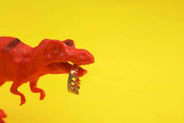 Creative Layout Plastic Tyrannosaurus Golden Crown Bright Yellow Background Visual — Stock Photo, Image