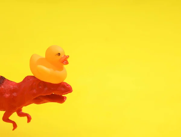 Layout Criativo Tiranossauro Plástico Com Pato Sobre Fundo Amarelo Brilhante — Fotografia de Stock
