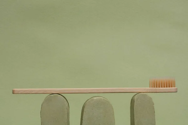 Öko Bambus Zahnbürste Auf Einem Welligen Stein Grüner Hintergrund — Stockfoto