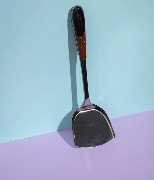 Küchenspachtel Auf Pastellfarbenem Hintergrund Mit Schatten Minimales Koch Und Essenskonzept — Stockfoto