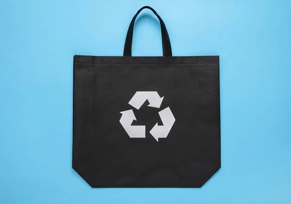 黑色购物袋 蓝色背景上有圆形回收符号 生态概念 — 图库照片