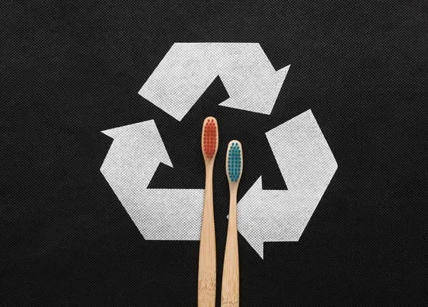 圆形回收标志 木制牙刷黑色背景 生态概念 — 图库照片