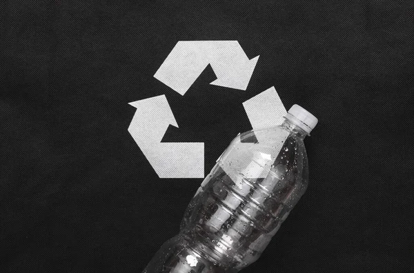 黑色底座上有塑料瓶的循环循环利用符号 生态概念 — 图库照片
