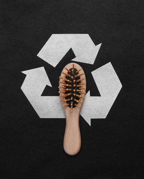 黑色背景的木制毛刷圆形循环利用符号 生态概念 — 图库照片
