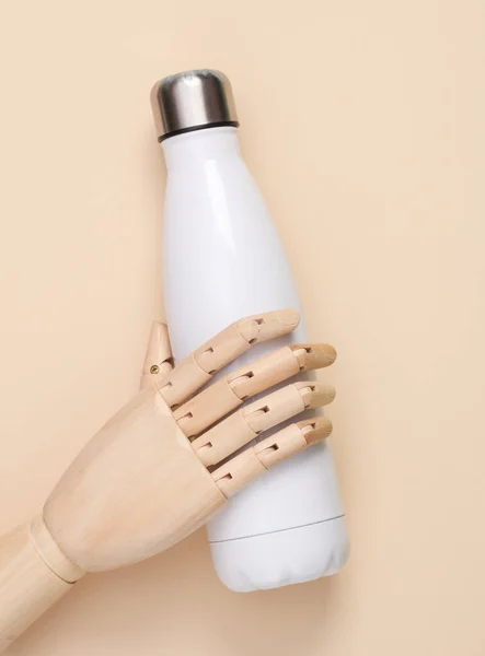 Trä Hand Håller Vit Metall Termisk Flaska För Vatten Pastell — Stockfoto