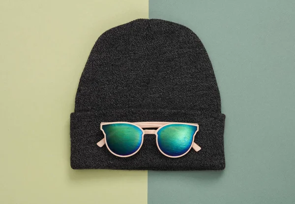 Hat Sunglasses Green Background Top View — Stock Photo, Image