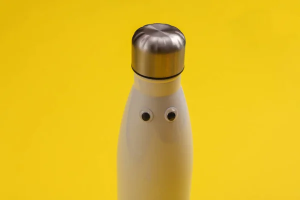 Thermosflasche Mit Augen Auf Gelbem Hintergrund — Stockfoto