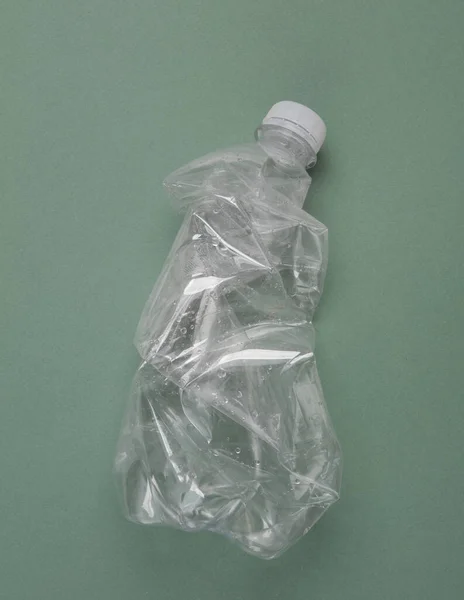 Zerknüllte Plastikflasche Auf Grünem Hintergrund Öko Konzept Plastikfrei — Stockfoto