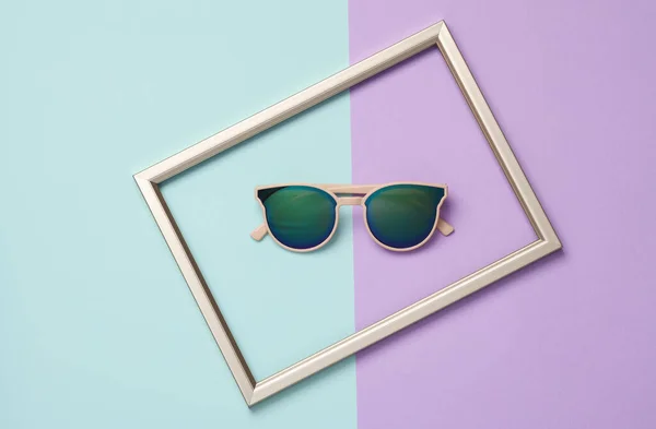Solglasögon Gyllene Ram Pastell Bakgrund Modekoncept — Stockfoto