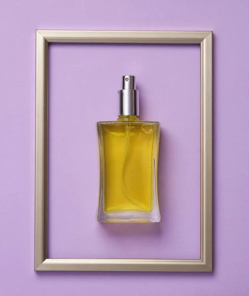 Parfümflasche Goldenem Rahmen Auf Pastellfarbenem Hintergrund Minimales Schönheitskonzept — Stockfoto