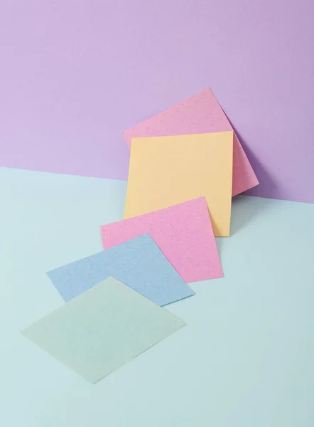 Renkli Kağıtları Olan Modern Yaratıcı Kompozisyon Iki Tonlu Pastel Arka — Stok fotoğraf