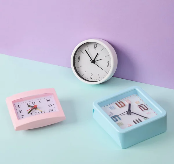 Moderne Und Kreative Komposition Mit Vielen Uhren Auf Zweifarbigem Pastell — Stockfoto