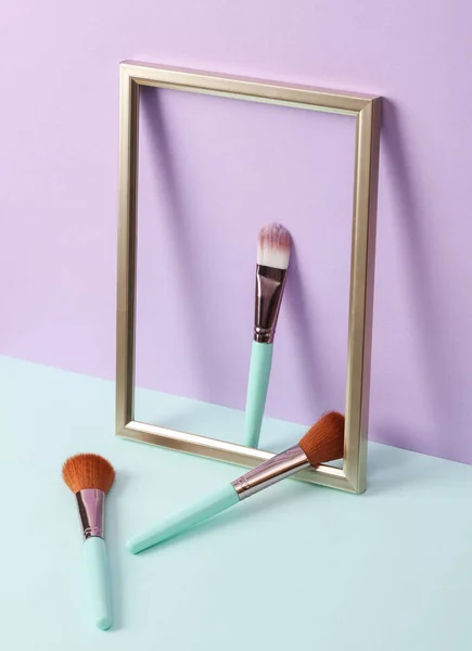 Goud Frame Met Make Borstels Een Pastelachtergrond Minimale Schoonheidsindeling — Stockfoto