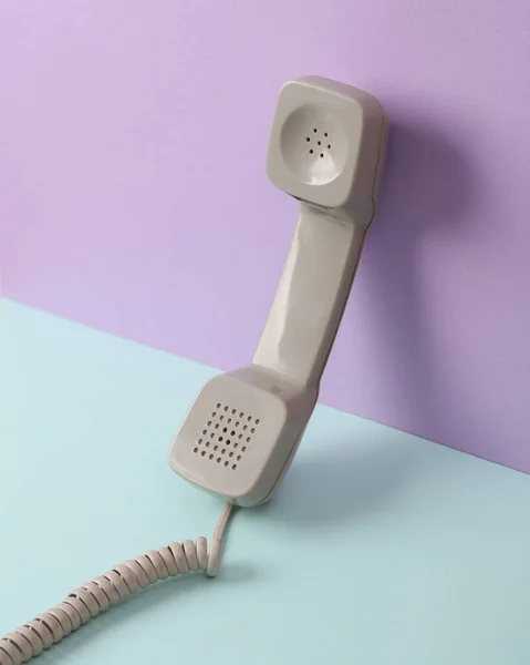 Kreatives Retro 80Er Jahre Layout Mit Telefonschlauch Auf Pastell Hintergrund — Stockfoto