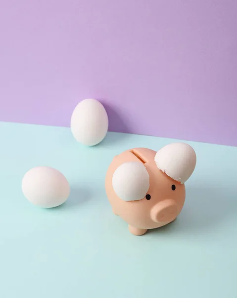 創造的なレイアウト 2トーンパステルの背景に卵殻を持つ貯金箱 概念的なポップ 最小限のビジネスまだ生活 — ストック写真
