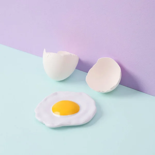 Kreatywny Układ Jajecznica Skorupką Jajka Dwóch Tonach Pastelowego Tła Konceptualny — Zdjęcie stockowe