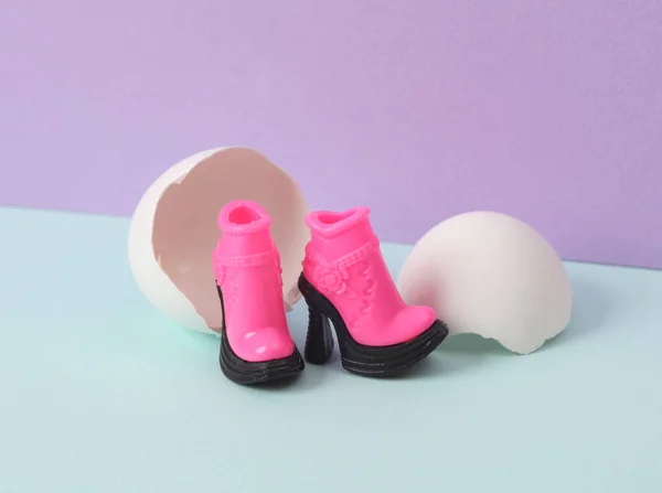 Kreatywny Układ Doll Buty Skorupą Jajka Dwa Ton Pastelowego Tła — Zdjęcie stockowe