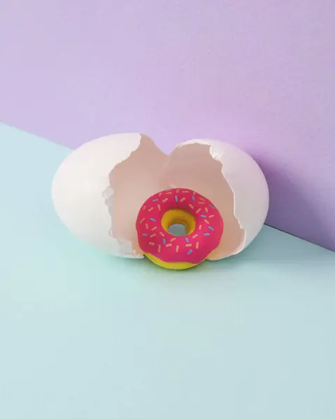 Diseño Creativo Donut Juguete Con Cáscara Huevo Sobre Fondo Pastel — Foto de Stock