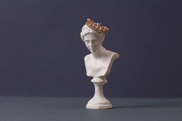 Креативная планировка. Венера бюст с золотой короной на два тона темный фон. Концептуальный поп. Минимальный срок службы.
