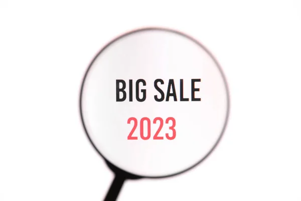 Phrase Big Sale 2023 Egy Nagyítón Keresztül Fehér Képernyős Háttérrel — Stock Fotó