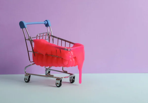 Kreatives Layout Einkaufswagen Mit Neon Schleim Auf Zweifarbigem Pastell Hintergrund — Stockfoto