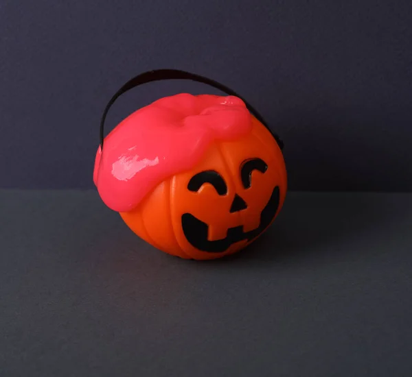 Kreatywny Układ Halloween Dyniowe Wiadra Szlamem Dwóch Ton Tła Konceptualny — Zdjęcie stockowe