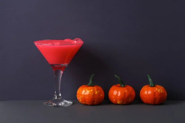 Kreatives Halloween Layout Cocktailglas Mit Neon Schleim Und Kürbissen Auf — Stockfoto