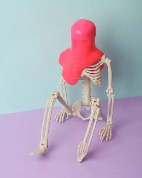Minimalisme Halloween Stilleven Skelet Met Slijm Twee Kleuren Pastel Achtergrond — Stockfoto