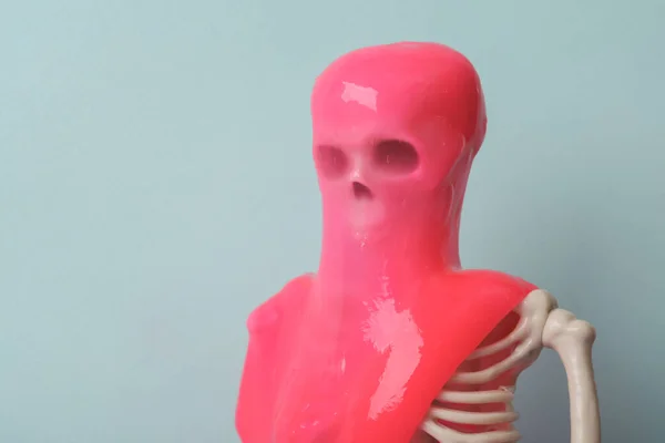 Minimalismo Halloween Bodegón Esqueleto Con Limo Sobre Fondo Pastel Dos — Foto de Stock