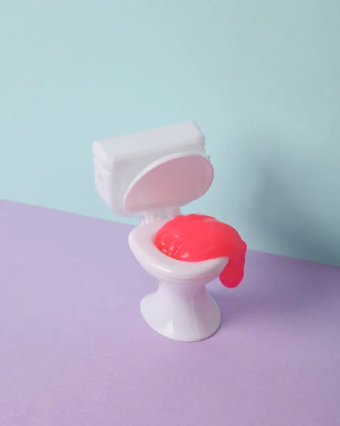 Minimalisme Stilleven Toilet Met Slijm Twee Toon Pastel Achtergrond Een — Stockfoto