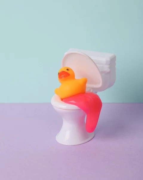 Minimalistisches Stillleben Toilette Mit Schleim Und Gummiente Auf Zweifarbigem Pastell — Stockfoto