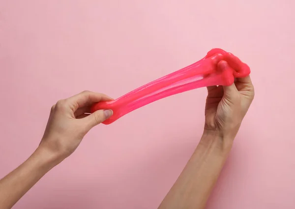 Weibliche Hand Streckt Einen Neon Schleim Auf Rosa Hintergrund — Stockfoto