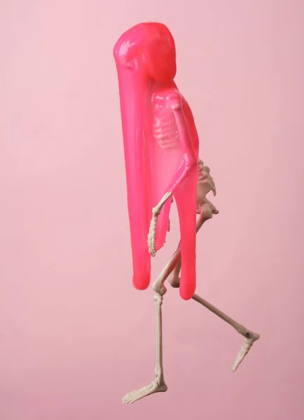 Скелет Слизью Розовом Фоне Свежая Идея Концепция Хэллоуина — стоковое фото