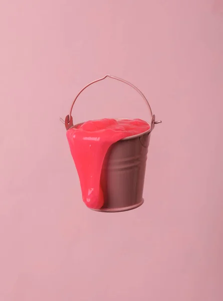 Mini Cubo Con Limo Aislado Sobre Fondo Rosa — Foto de Stock
