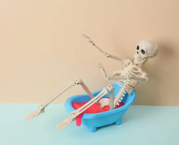 Kreativ Halloween Stilleben Leksak Badrum Handfat Med Skelett Och Neon — Stockfoto