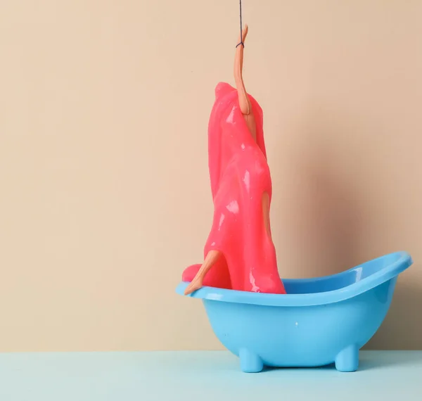 Diseño Creativo Muñeca Con Limo Baño Sobre Fondo Pastel Dos — Foto de Stock