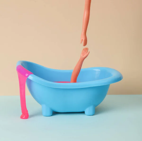 Layout Criativo Boneca Afogando Banho Uma Mão Amiga Fundo Pastel — Fotografia de Stock