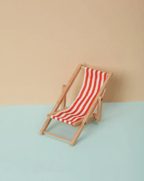Mini Ligstoel Een Pastelachtergrond Strand Vakantie Concept — Stockfoto