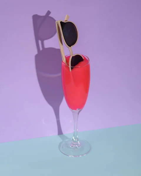 Kreatives Sommer Layout Cocktailglas Mit Neon Schleim Und Sonnenbrille Auf — Stockfoto