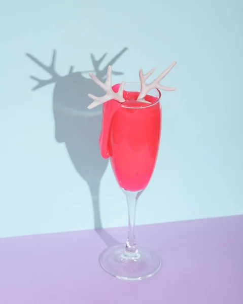 Kreatives Weihnachtslayout Glas Mit Neon Schleim Und Hirschgeweih Auf Zweifarbigem — Stockfoto