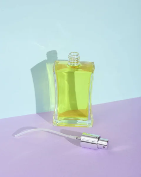 Kreatives Beauty Layout Mit Parfümflasche Auf Zweifarbigem Pastell Hintergrund Visueller — Stockfoto