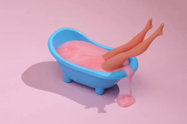 Diseño Creativo Baño Con Una Muñeca Sobre Fondo Rosa Brillante — Foto de Stock