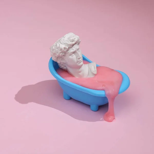 Diseño Creativo Baño Con Limo Busto David Sobre Fondo Rosa — Foto de Stock